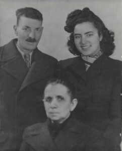 Alegra Koen, junto a sus padres Mordejai y Klara.