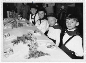 Darío, hijo de Alegra, junto a otros niños con el uniforme de los Pioneros de Tito, en Yugoslavia.