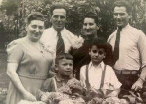 Adultos de izquierda a derecha: Felicia Burztyn, José Mayerson, Genia Burztyn, José Morgenstern. Abajo niños Jacobo Sklarz y Ricardo Mayerson.