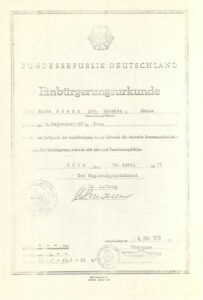 Por medio de este certificado, le devuelven la ciudadanía alemana, en 1973.