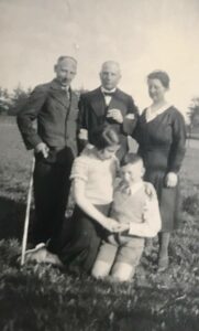 De derecha a izquierda: Amalie Hirzmann, Hermann Schmitz, Hermano de Hermann, niños Grete y Ernesto Schmitz, en Alemania antes de la guerra.