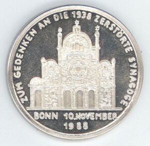 Moneda conmemorativa entregada a Grete Schmitz, en la ciudad de Bonn (Alemania), cuando fue invitada por el gobierno aleman, en 1988. "En memoria de la sinagoga destruida en 1938" (Traducción del texto grabado en la moneda).