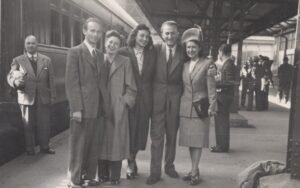 Bernardo Fodor, Klara Sternbach, Martín y Klara (Weiss) Vernon, viajaron juntos en barco a Argentina, y luego en tren a Chile. Esta foto es de su llegada en la estación de tren.
