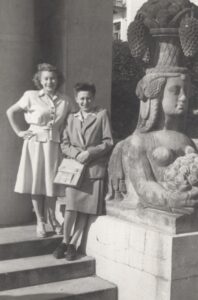 Klara Sternbach con su hermana mayor Gaby, después de la guerra en Praga.