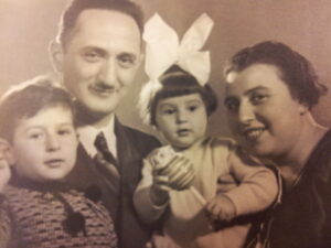 Herman Baron y Dora Marienberg junto a sus hijos Arieh y Tamara, en Leipzig, Alemania en 1936.