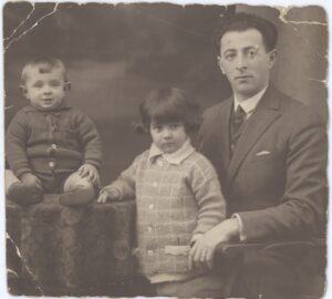 Yehuda Dikler con sus hijos Betti (Lotti) y León, en Frankfurt, Alemania.