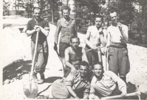 Arnoldo (abajo a la derecha) con sus compañeros, en el campo de trabajo en Rusia.