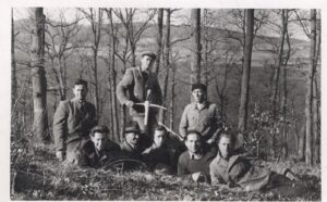 Arnoldo (abajo, el segundo de derecha a izquierda) con sus compañeros, en el campo de trabajo en Rusia.