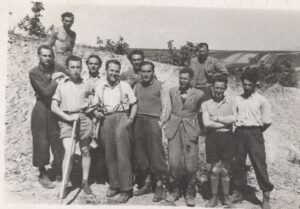 Arnoldo (de pie, el tercero de izquierda a derecha) con sus compañeros, en el campo de trabajo en Rusia.