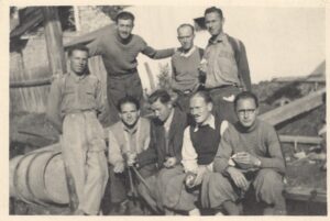 Arnoldo (sentado, el primero de izquierda a derecha) con sus compañeros, en el campo de trabajo en Rusia.