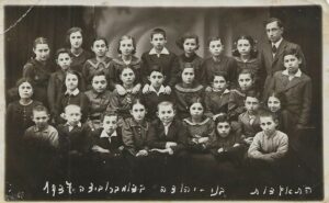 Foto de curso antes de la guerra, en Dombrovitza, Polonia, 1937. Frieda es la cuarta, de derecha a izquierda, última fila.
