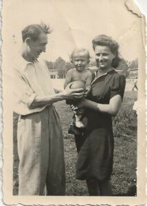 Frieda, junto a su esposo Leo Schwartzblatt y su hijo Gerardo, en el Campo de Refugiados UNNRA (United Nations Relief and Rehabilitation Administration) en Schlachtensee, Berlín, 1946.