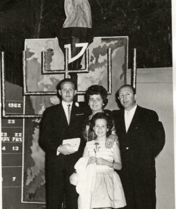Leo Schwarzblatt, su esposa Frieda Blezowski y sus hijos Gerardo e Yvonne, Santiago, Chile, 1963.