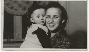Masha Blezowska, hermana de Frieda, y su sobrino Gerardo, 1946.