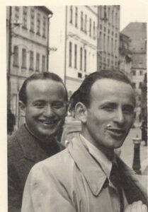 Bernardo Fodor con su hermano en Praga.