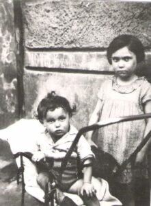 Bernardo y y su hermana Faiga Ita, en Varsovia.