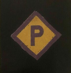 Insignia de tela con letra "P", usada por Zofía Krystyna Adamska - Acht, como prisionera polaca en el campo de trabajo forzado en Alemania.
