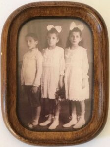 Josef Broder, con sus hermanas mellizas Sylvia y Julia, asesinadas en Auschwitz.