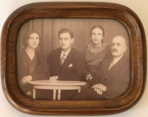 Zofía con sus padres Oscar Acht y Klara Reiner, y su hermano, previo a la guerra.