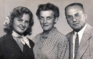 Ester Kornis junto a sus padres adoptivos, José Kornis y Aurora Tauber, en Chile.