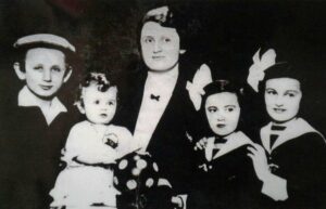 Ester, junto a su hermano, su madre Guittl y sus hermanas Relly y Eidl. 