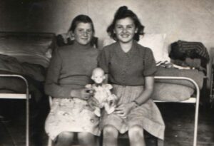 Ester junto a una amiga, en el sanatorio de la Cruz Roja en Suecia, recuperándose después de la guerra.