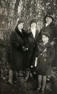 De izquierda a derecha: las hermanas Berta, Ema y Amalie Hirzmann, junto a la pequeña Grete Schmitz Hirzmann, en Alemania, antes de la guerra.