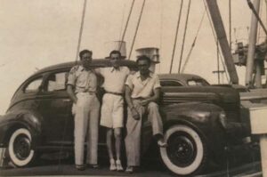 Sr. Herskovitz, Laszlo Stern y Jorge Szánto (de izquierda a derecha), en el barco "Patria" rumbo a Chile, 1939.