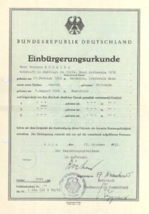 Por medio de este certificado, le devuelven la ciudadanía alemana, en 1955.