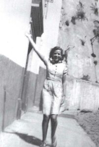 Ellen Goetz, en la entrada de su casa en el Cerro Concepción, Valparaíso, 1941.