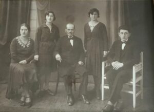 Familia Bauer antes de la guerra: Bernardo sentado junto a su padre y hermana mayor (quien viajó a Chile antes de la guerra). De pie se encuentran las hermanas menores asesinadas en la Shoá (al igual que su padre).