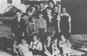 Raul Bauer (hijo de Bernardo y Fryda) junto a un grupo de niños, en Boryslaw, durante la guerra (1943). Raul (de pie, cuarto de derecha a izquierda) fue visto por última vez en Bergen-Belsen, luego de la ocupación de las fuerzas aliadas, a la edad de 10 años. Sus padres nunca más supieron nada de él.