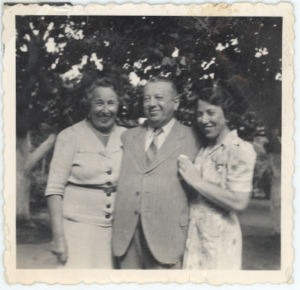 Anny Brandenstein, junto a sus padres Max Brandenstein y Elsbeth Goldschmidt, en Chile.