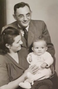 Jorge Hartmann junto a sus padres Herman y Sara, sobrevivientes de la guerra.