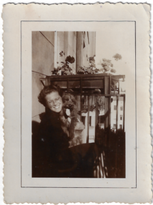 Erna Krumholz, hija de Regina Bachner que pereció en Auschwitz. Cracovia, Polonia, 1935.
