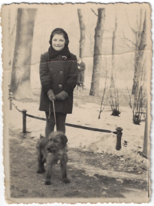 Helena Prachnick, hija menor de Regina Bachner que pereció en Auschwitz. Cracovia, Polonia, 1937.