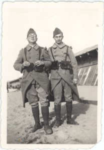 Ladislao Auspitz (derecha) en el Ejército Francés. Le Barcarès, Francia. 11 de Noviembre 1939.