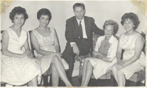 Norberto Meyer y Anni Krumholz, junto a vendedoras de Casa Meyer. Santiago, Chile, 1961.